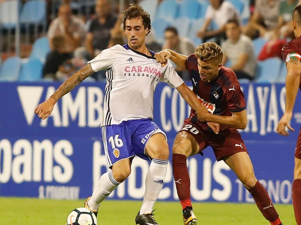 Íñigo Eguaras, pelea la pelota con un rival en el Real Zaragoza-Eibar del pasado sábado en La Romareda.