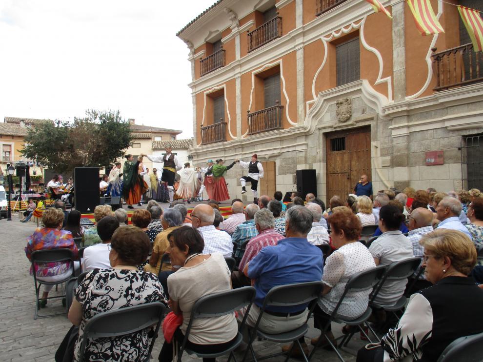 Jotas de la rondalla de Almudévar en la plaza Mayor de Fonz.