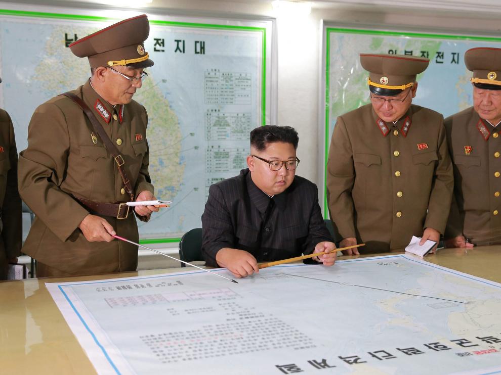 Kim Jong Un con varios mandos militares del régimen norcoreano.