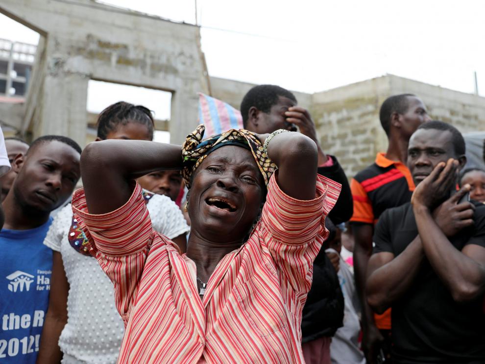 Una mujer llora en Freetown.