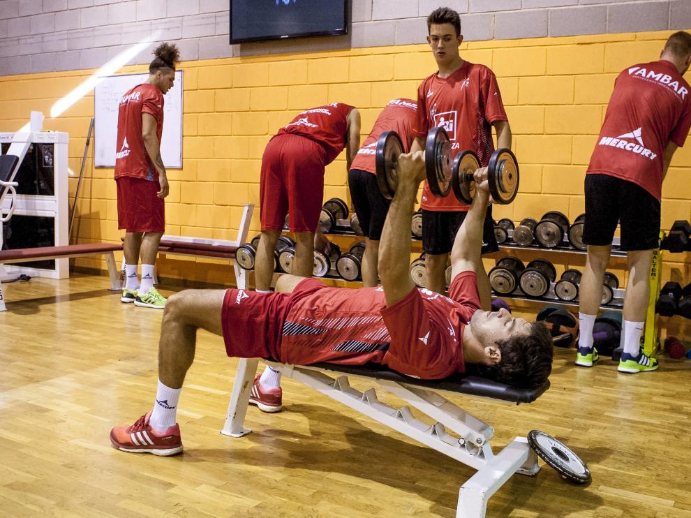 Tomas Bellas levanta pesas, durante la anterior pretemporada de los zaragozanos.