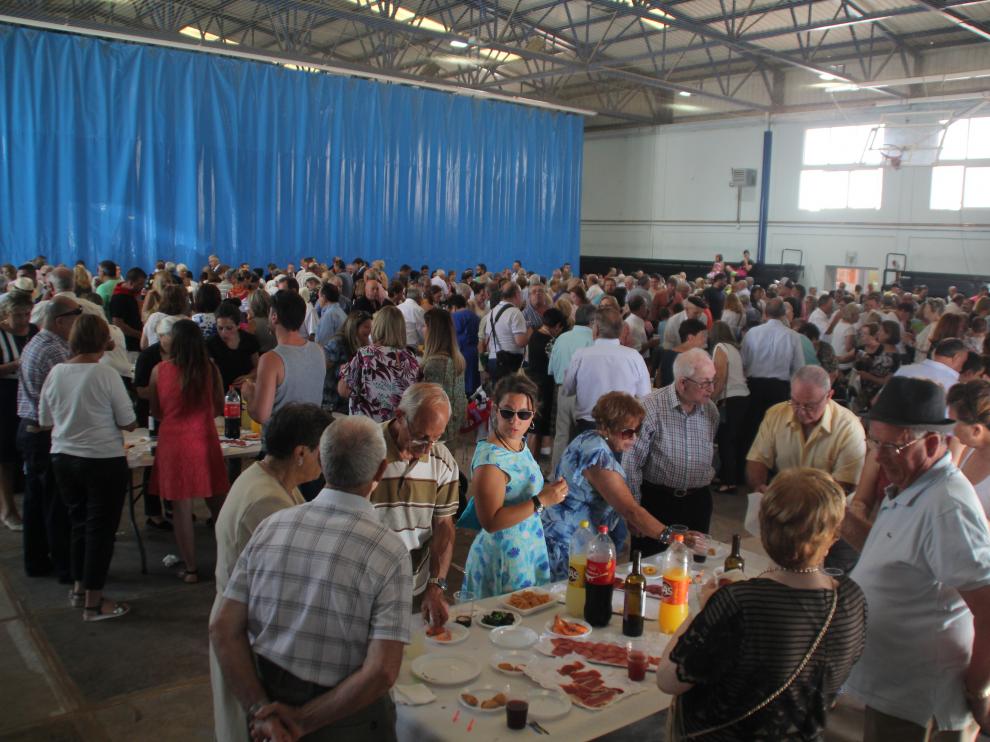 Los vecinos disfrutaron ayer del aperitivo popular celebrado en el pabellón municipal.