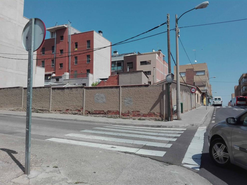 Cruce sin rebajes en la confluencia de la avenida Valdefierro y la calle Miguel Ángel Blanco