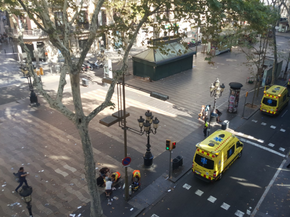 Efectivos de emergencia en las Ramblas tras el atropello múltiple en Barcelona.