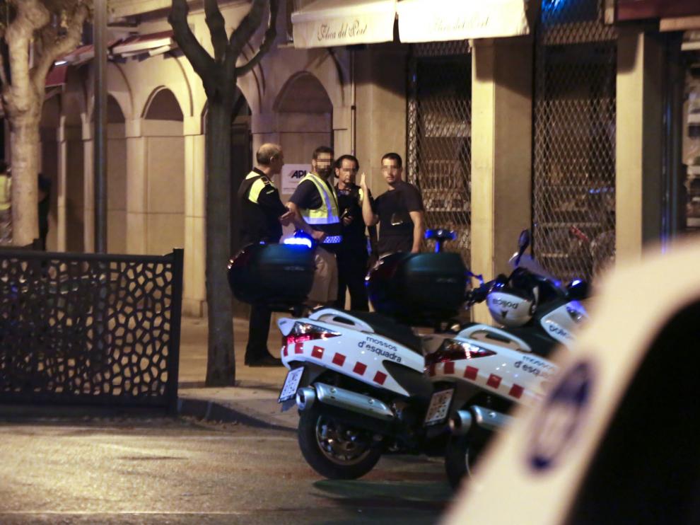 Las fuerzas de seguridad desplegadas en Cambrils poco después del ataque terrorrista.
