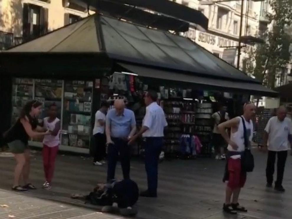 Una multitud guarda un minuto de silencio en Barcelona