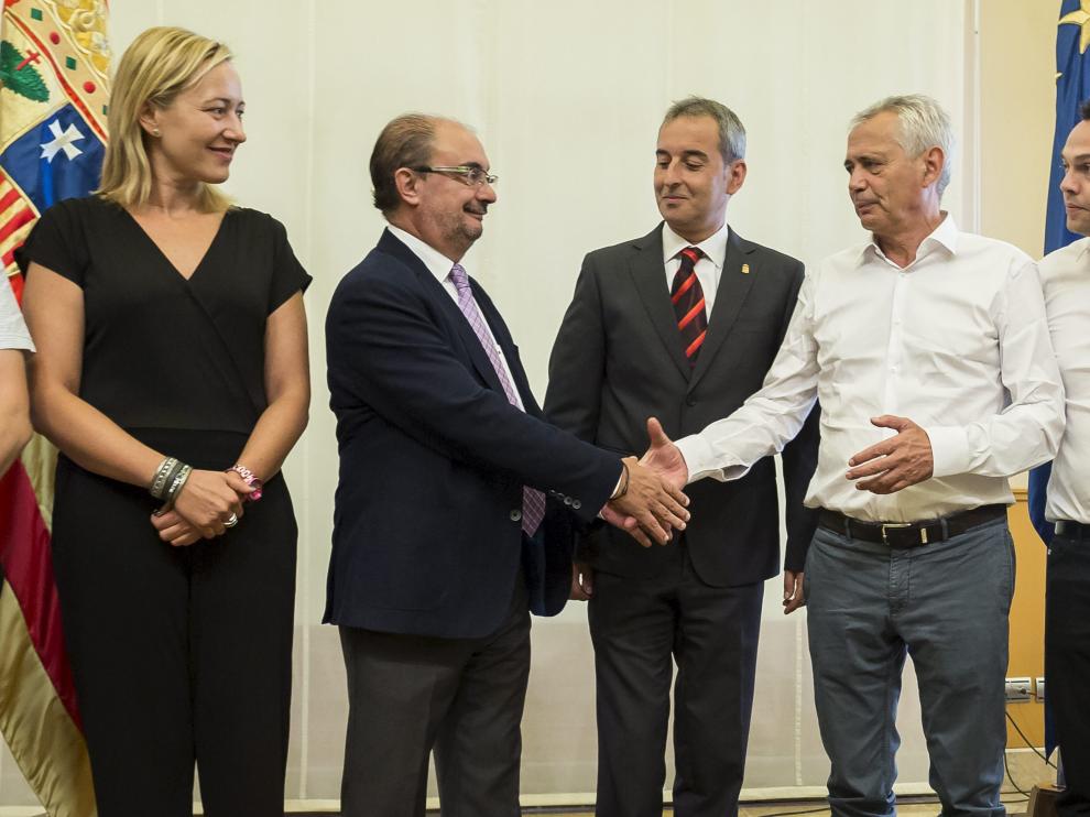 El presidente de Aragón, Javier Lambán y el propietario del grupo Pini, Piero Pini, estrechan su mano, ayer en Zaragoza.