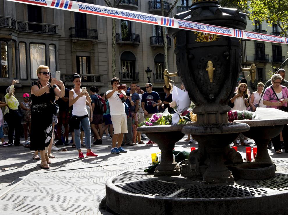 Reabren las estaciones de Metro y tren de Barcelona y Canaletas se convierte en un altar improvisado
