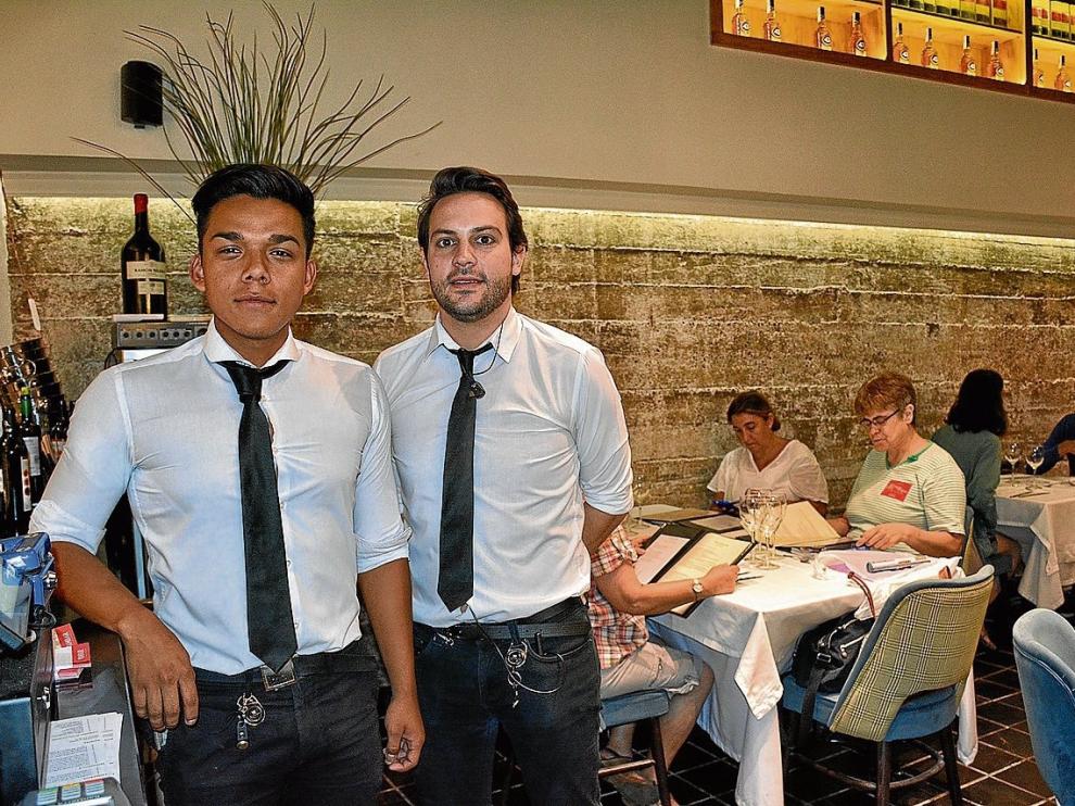 Los camareros Ricardo Jefferson y Alejandro Martínez, en el restaurante La Buganvilla.