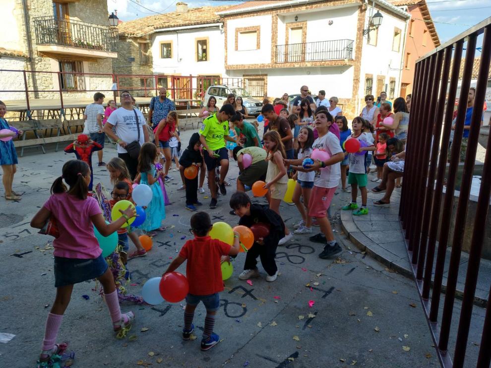 La plaza de Moscardón se llenó de niños que disfrutaron con disfraces y una cabalgata.