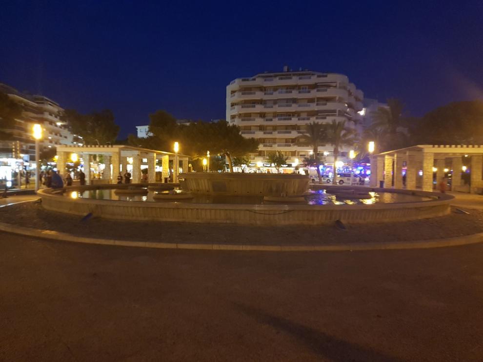 La fuente luminosa de Salou, casi sin gente, este viernes.