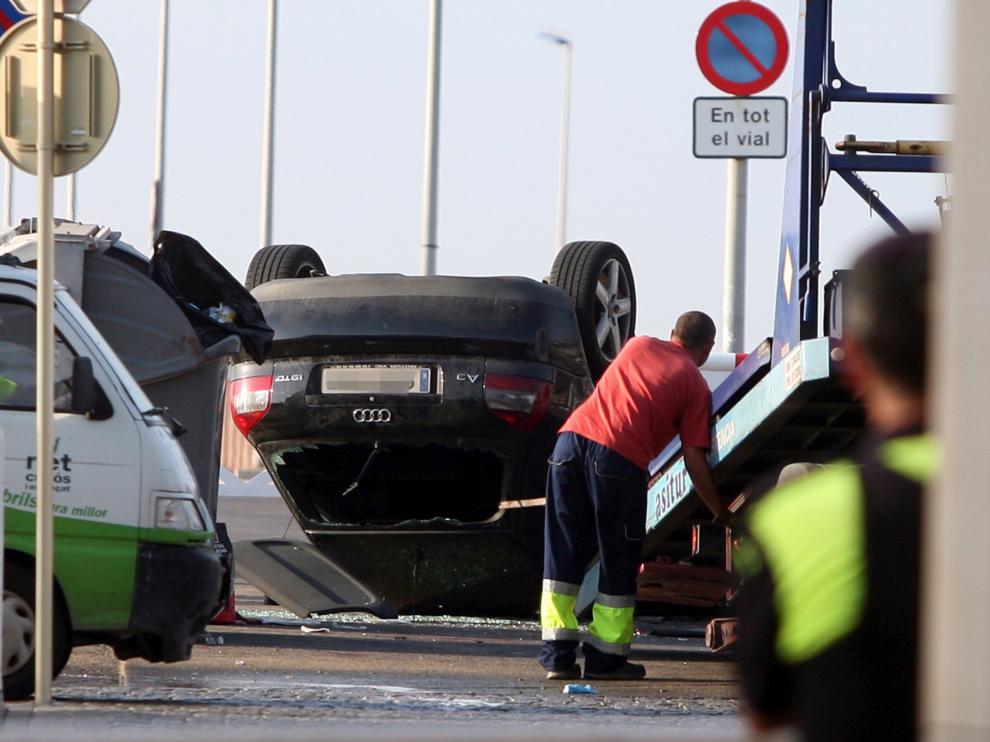 El vehículo utilizado por los terroristas terminó volcando en el Paseo Marítimo de Cambrils.