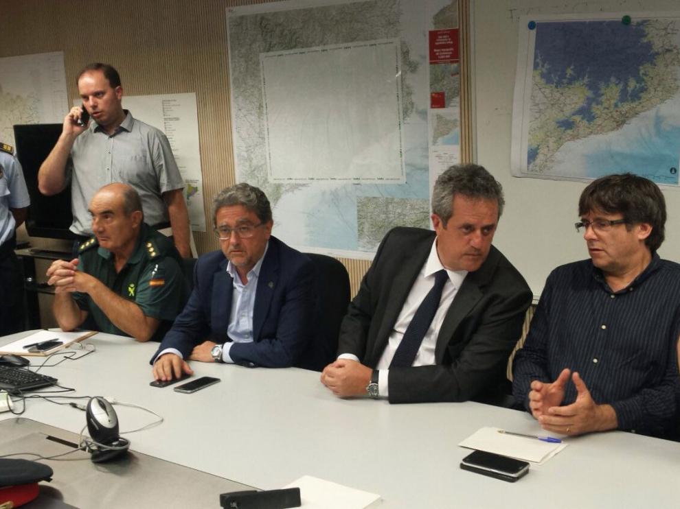 El presidente de la Generalitat, Carles Puigdemont,2ºD, la alcaldesa de Barcelona, Ada Colau,d., se han sumado a la reunión de urgencia del Centro de Coordinación Operativa de Cataluña (CECAT), que ha convocado el conseller de Interior