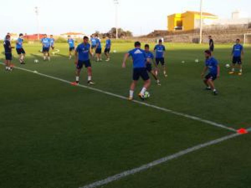 Los jugadores del Real Zaragoza realizaron este jueves una sesión de entrenamiento nada más llegar a Tenerife.