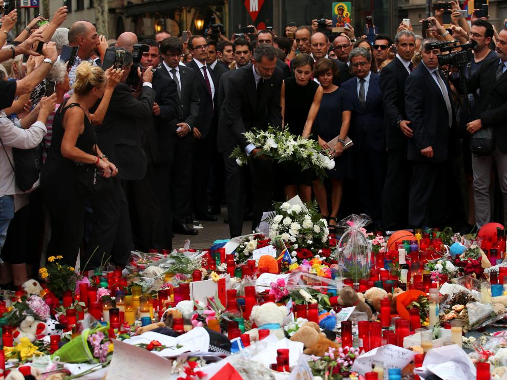 Los Reyes visitan a los heridos y homenajean a las víctimas en Las Ramblas
