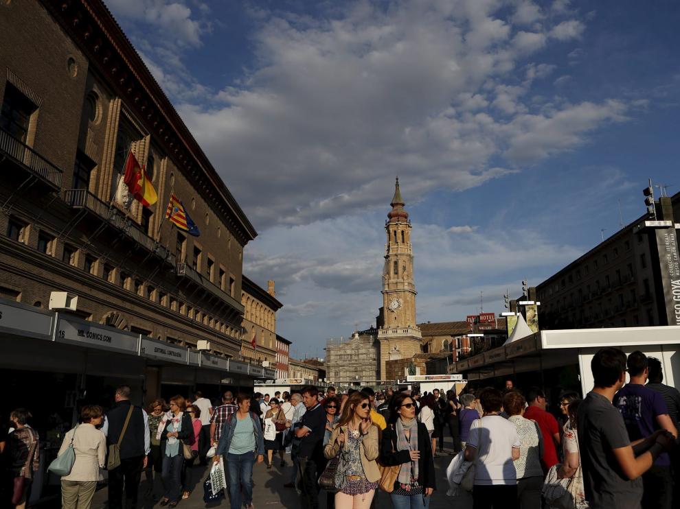 La Feria del Libro de Zaragoza cambió este año su ubicación para trasladarse a la plaza del Pilar.