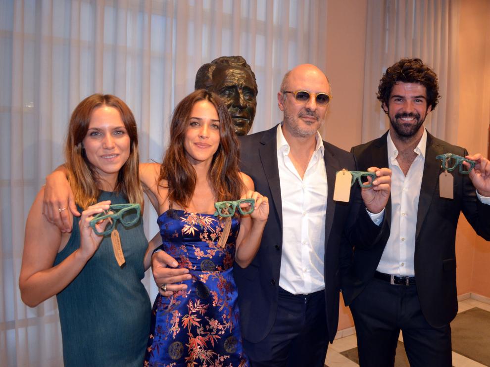 Aura Garrido, Macarena García, Roberto Álamo y Miguel Ángel Muñoz, con sus trofeos.