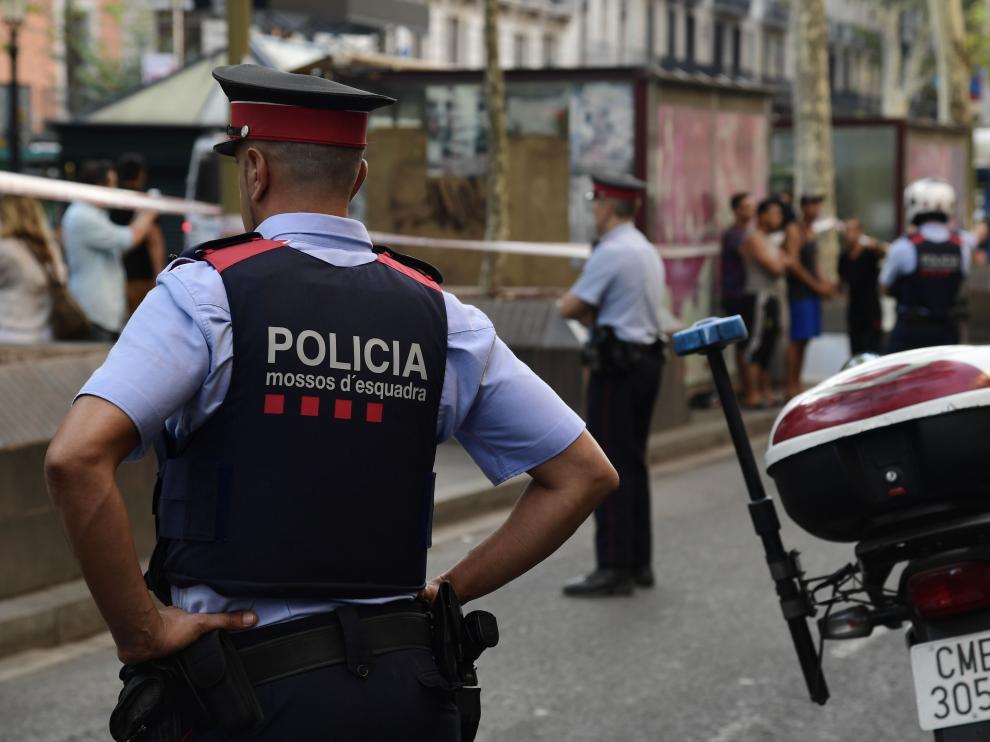 Agentes de los mossos en el lugar del atentado en Barcelona.