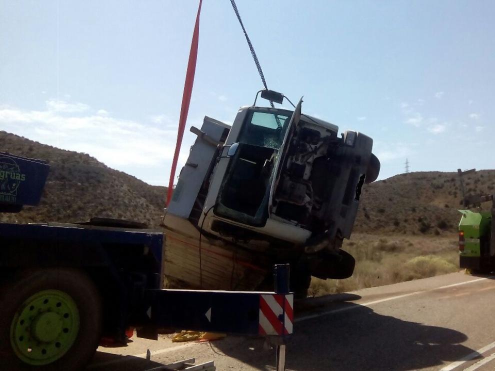 Vuelca un camión de la basura en Mediana de Aragón