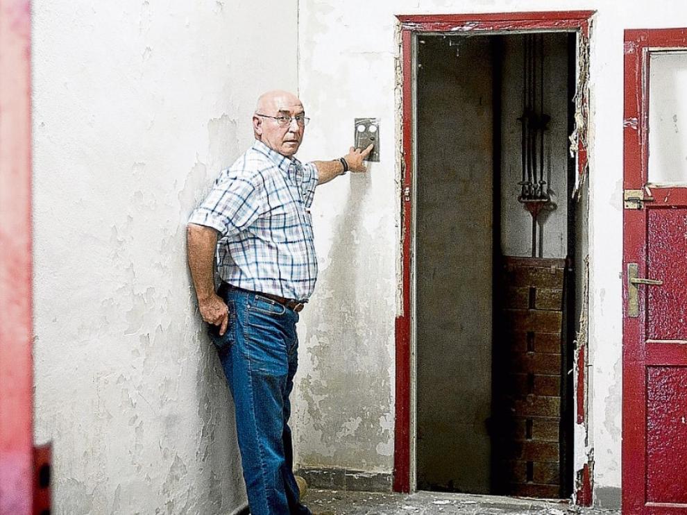 El técnico municipal José Antonio Gállego junto al hueco del ascensor de la plaza de toros de Ejea.