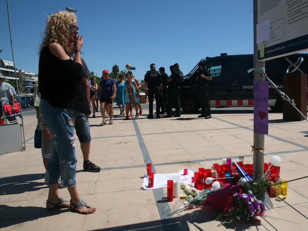 Flores y velas en el lugar donde la madrugada del pasado viernes tuvo lugar el atentado terrorista en el que una mujer resultó muerta y otras cuatro personas heridas.