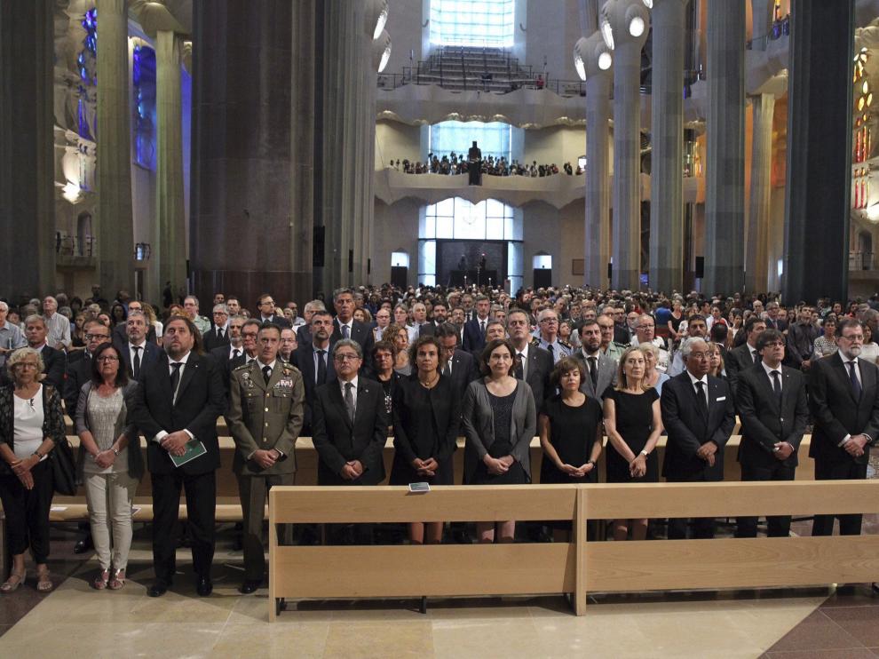 Autoridades presentes en la misa por la paz en la Sagrada Familia.