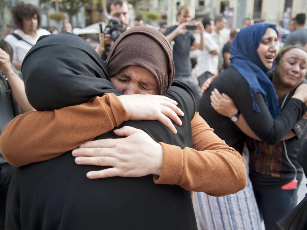 Un grupo de mujeres durante el minuto de silencio que la comunidad musulmana ha llevado a cabo esta tarde delante del Ayuntamiento de Ripoll en memoria de las víctimas de los atentados de Cataluña.
