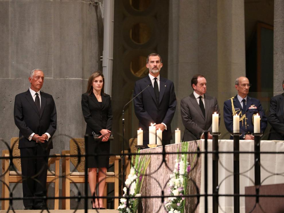 La Sagrada Familia acoge una misa por la paz con los Reyes, Rajoy, su homólogo portugués y Puigdemont