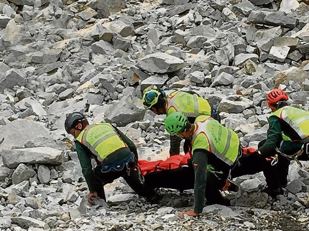 Evacuación de un escalador que se cayó en un pico de Benasque al desprenderse una piedra.