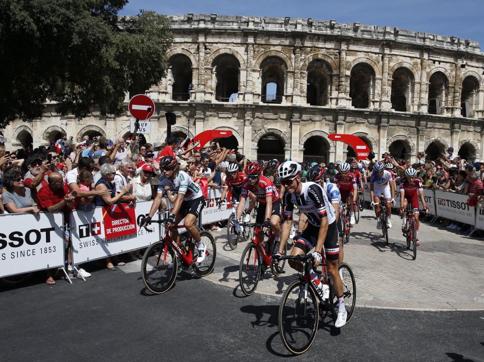 El pelotón, a su salida de la segunda etapa de la Vuelta Ciclista a España, con salida en Nimes y meta en Narbone con un recorrido de 203,4 kilómetros.
