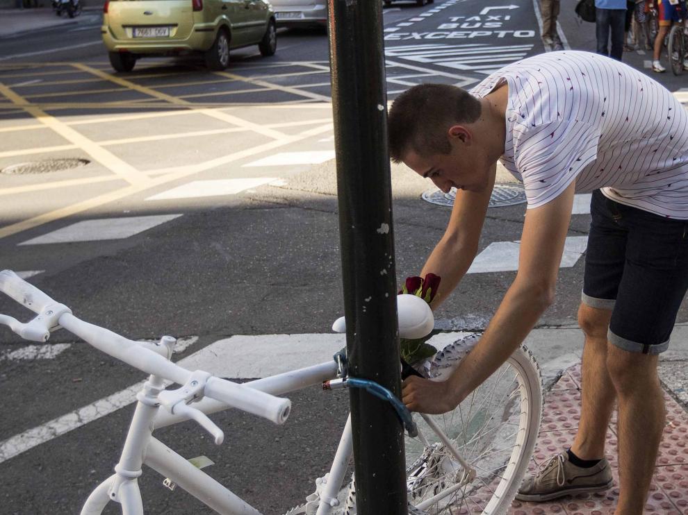 Los ciclistas colocan una bici blanca en recuerdo a su compañero fallecido