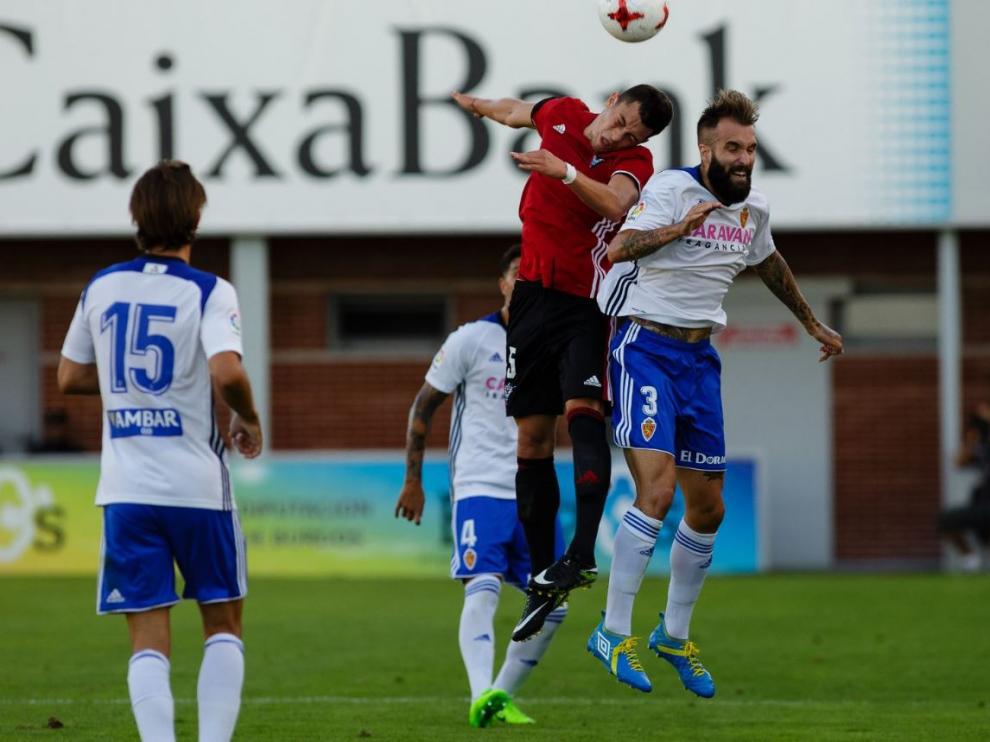 Ángel Martínez salta en pugna con un rival del Mirandés en un balón aéreo durante el amistoso de hace 23 días en Anduva.