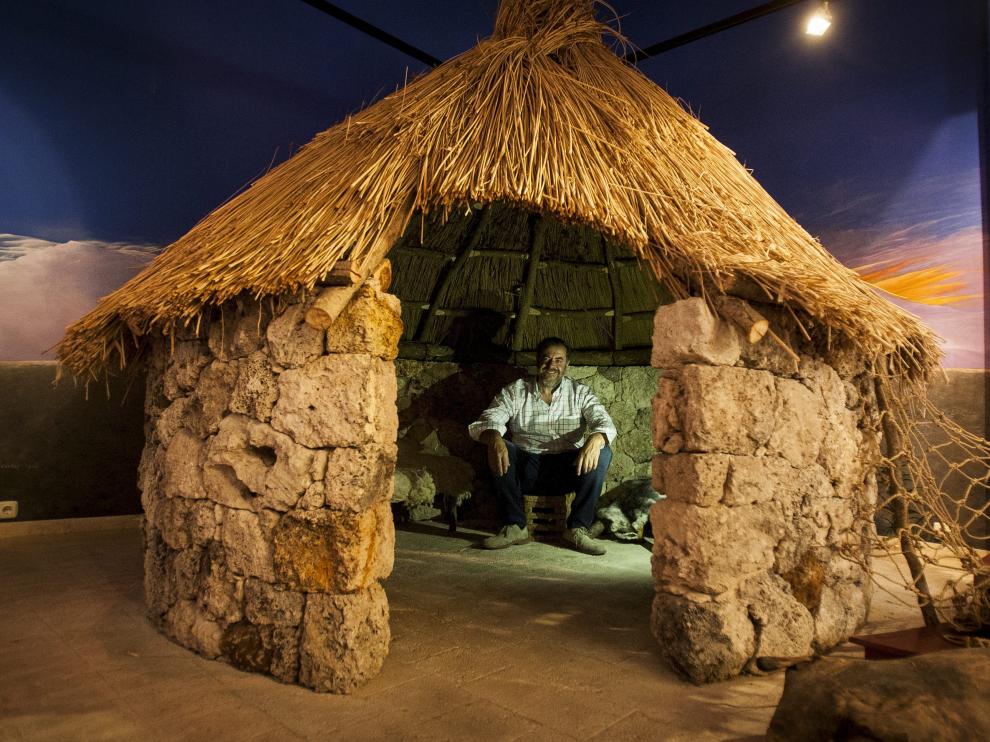 Javier Martínez, dentro del choto de pastores del museo.