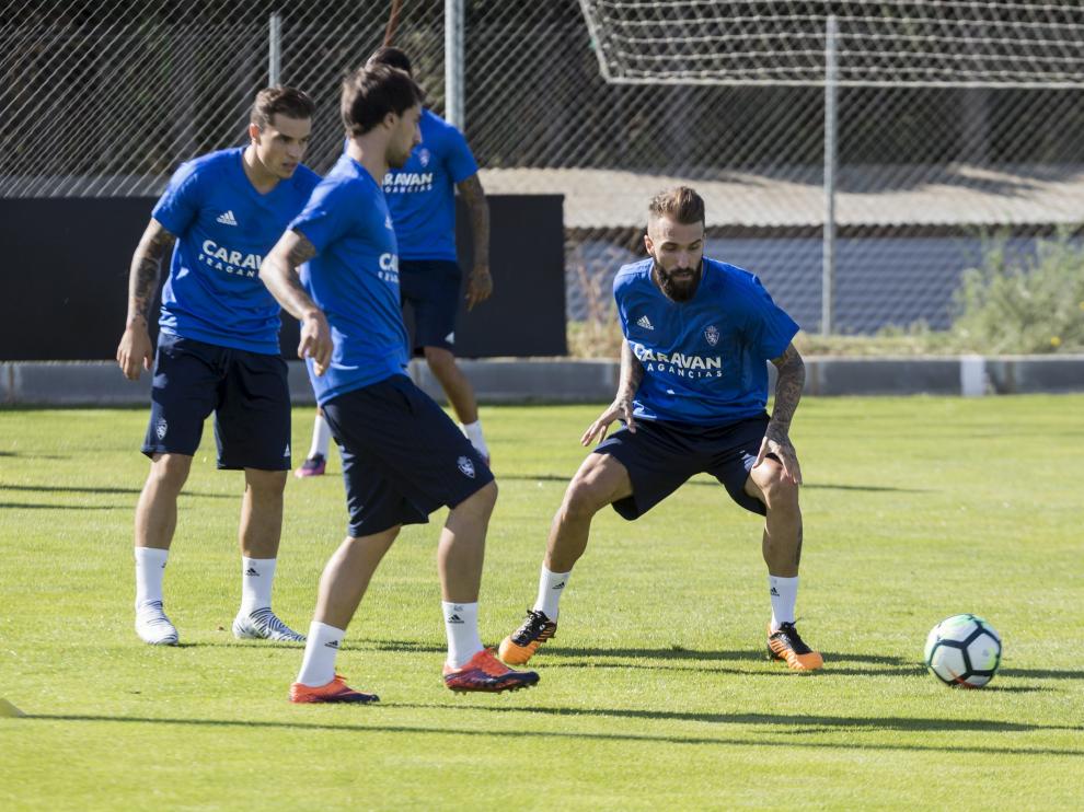 Ángel Martínez en el centro durante un entrenamiento junto a Jorge Pombo e Íñigo Eguaras.
