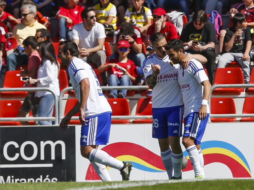 Ángel es felicitado por Pombo y José Enrique tras anotar el 0-1 ganador en Miranda en abril, la última victoria del Real Zaragoza en partido oficial hasta ahora.