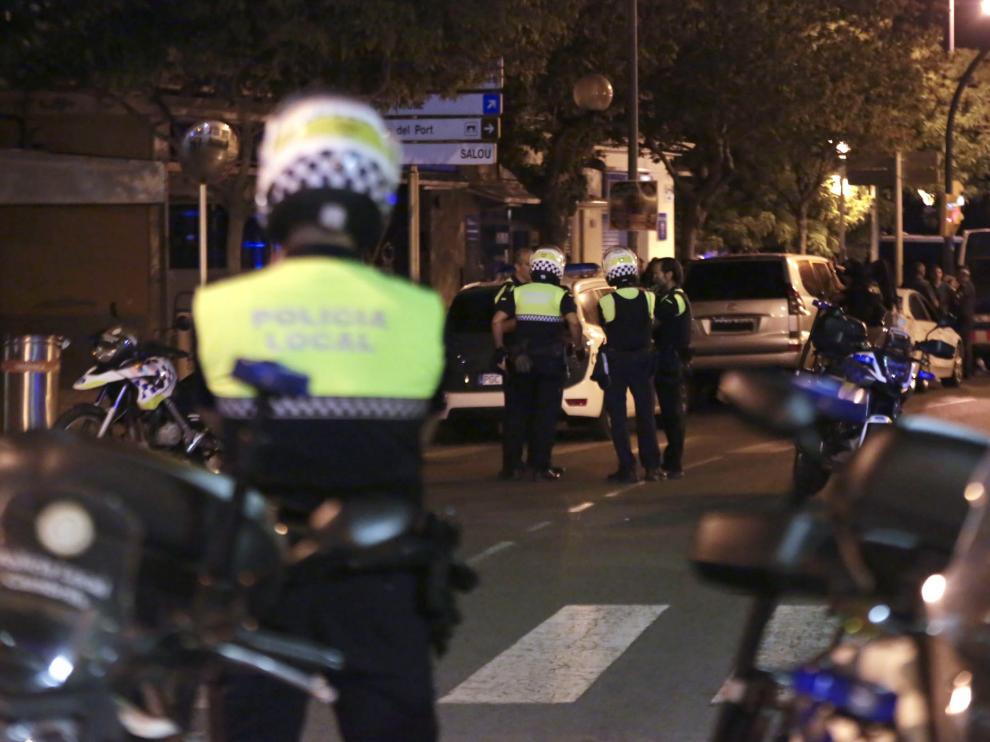 Miembros de las fuerzas de seguridad en la zona del atentado en Cambrils (Tarragona).