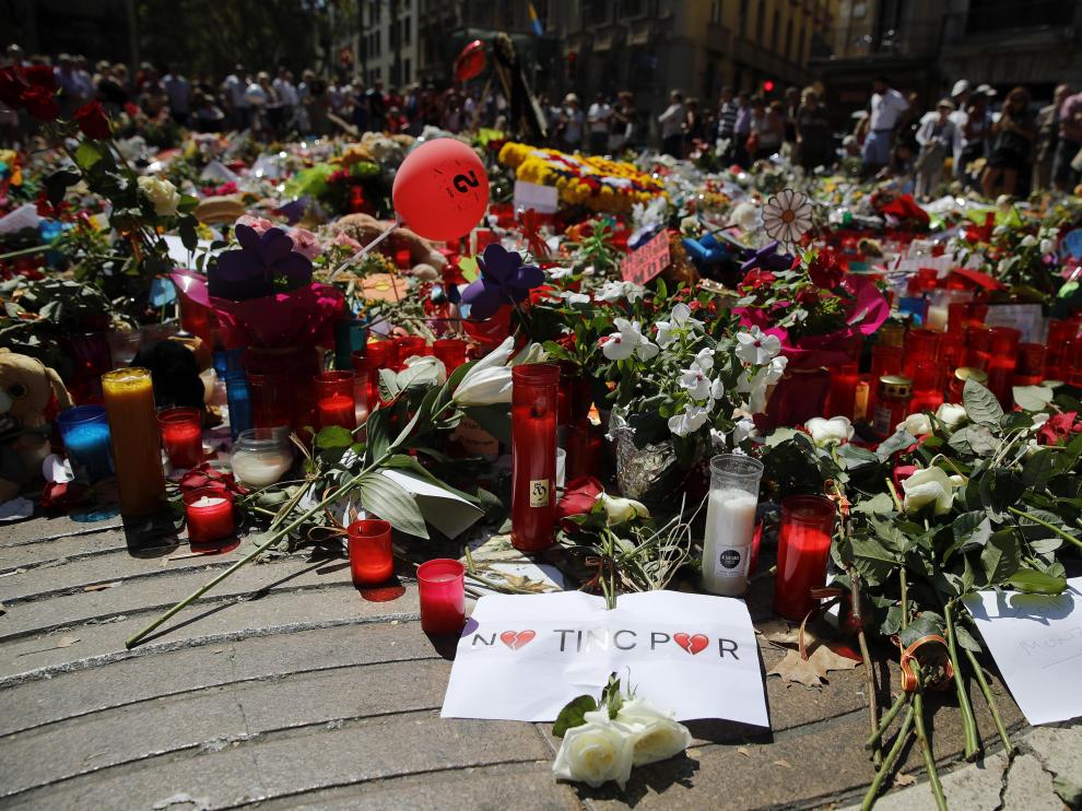 Velas y flores recuerdan a las víctimas de los atentados en La Rambla de Barcelona.