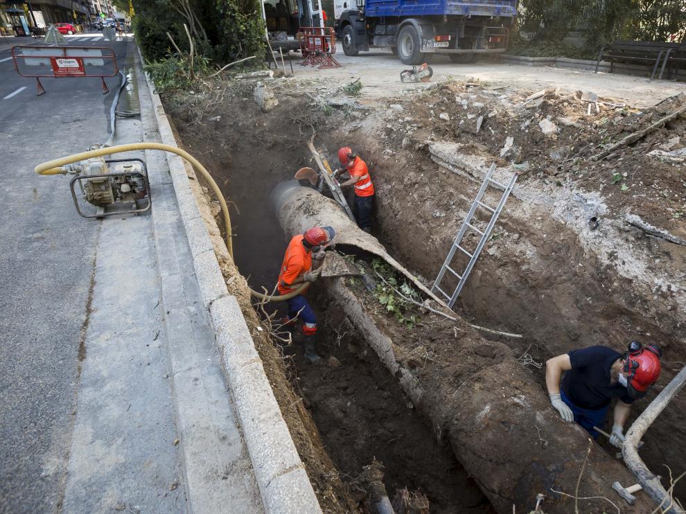 Varias actuaciones en pocos metros. Además de las obras del carril bici, en Sagasta se desarrollan trabajos que también pueden causar afecciones al tráfico: se está reparando la tubería que reventó el jueves e instalando baldosas podotáctiles en los rebajes de aceras.