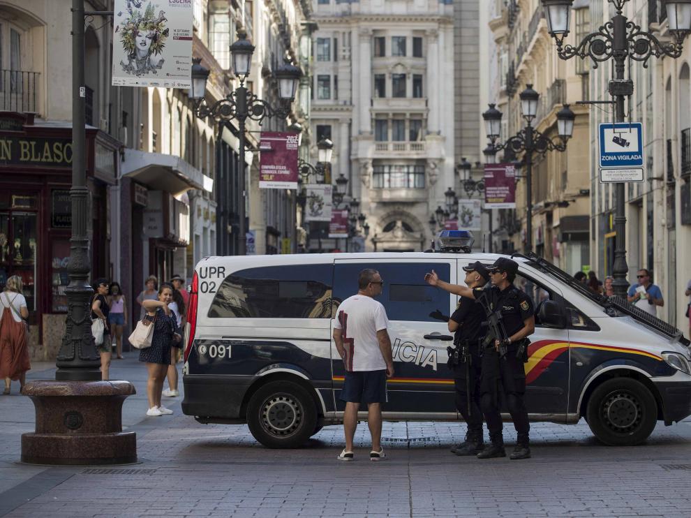 Miembros de la Unidad de Prevención y Reacción, ayer en la calle de Alfonso I de Zaragoza.