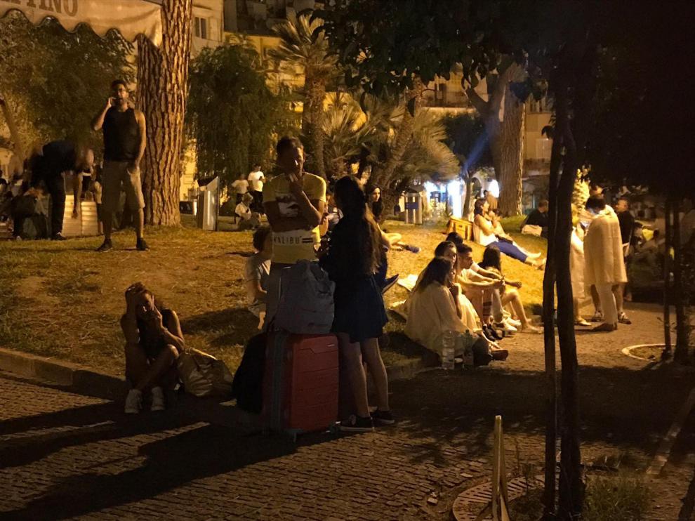 Varias personas esperan en la calle después de un temblor de magnitud 3.6 hoy, lunes 21 de agosto de 2017, en la isla Isquia