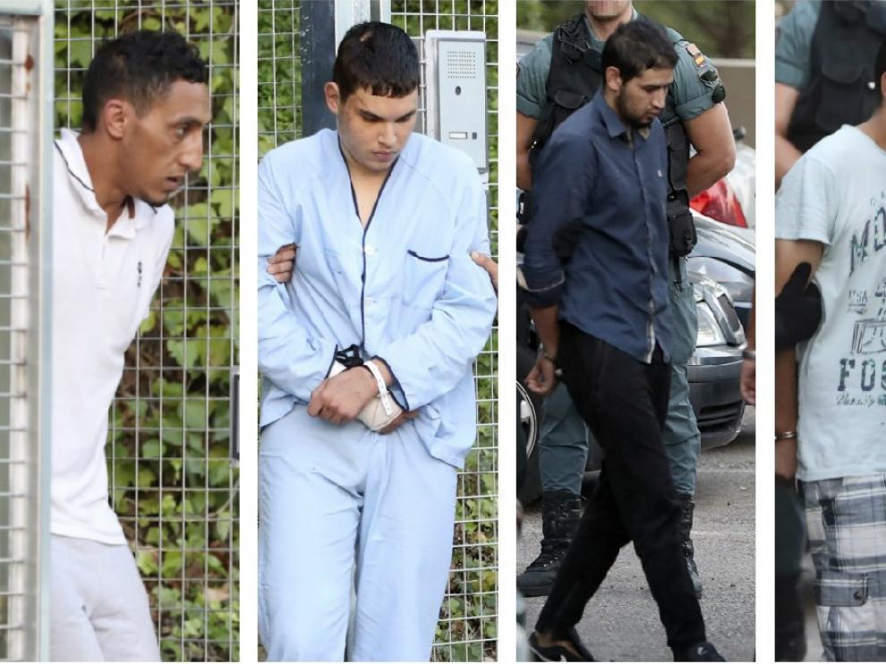 Los cuatro detenidos tras los atentados durante su traslado al tribunal.