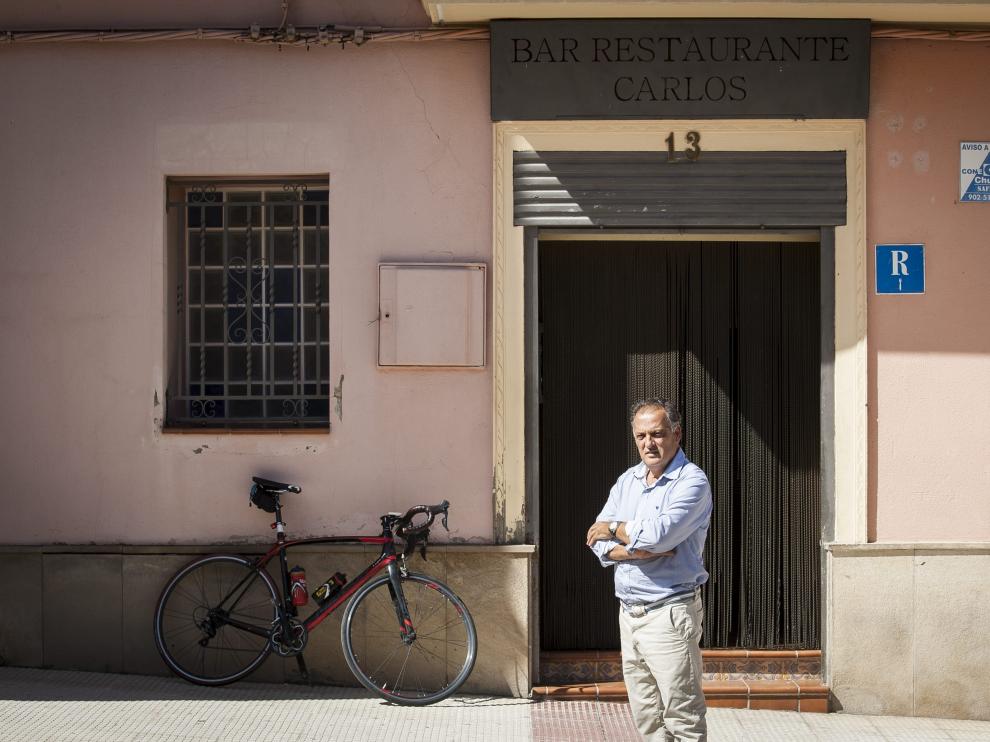 Carlos Oca, frente al bar restaurante de su familia, inaugurado en 1952.