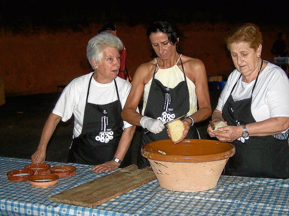 Tres de la mondongueras, en plena elaboración de la coqueta, cuya receta data del siglo XIII.