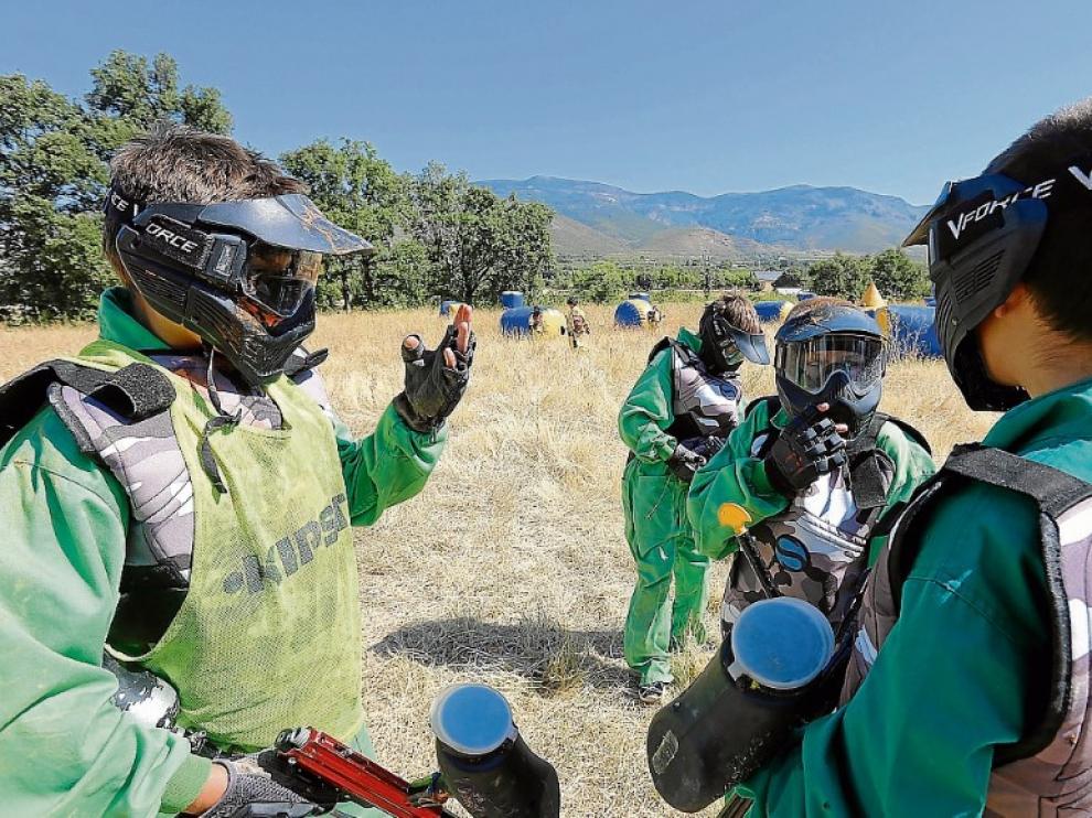 Los niños se atrevieron a participar otro año más en el torneo de 'paintball' de Bolea. j