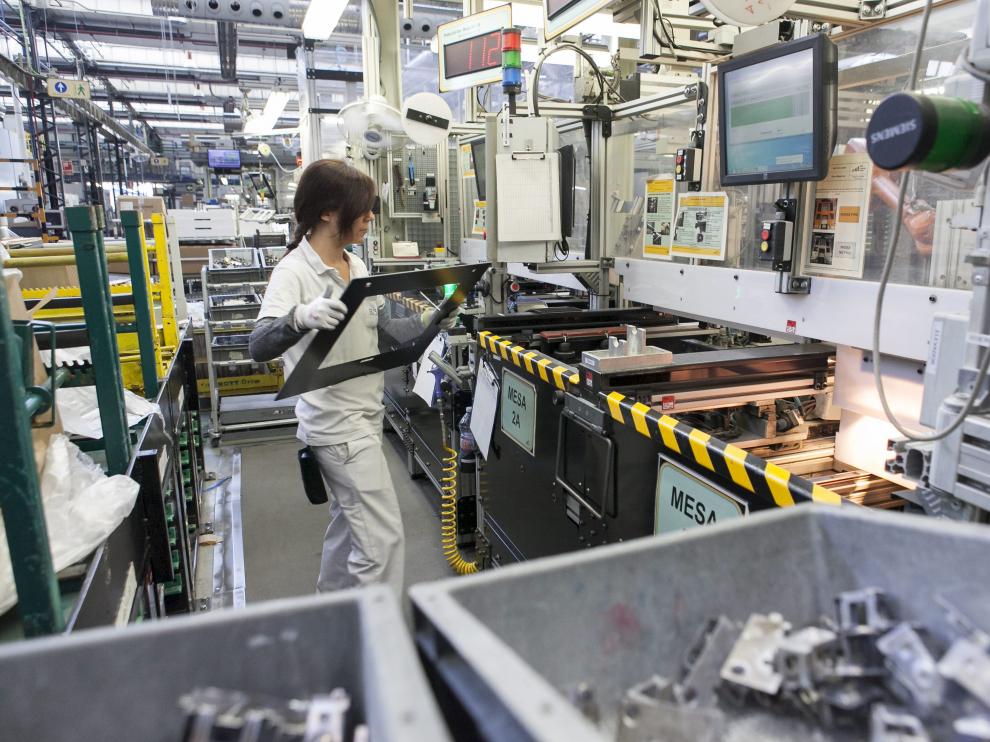 Una operaria, en las instalaciones de BSH Electrodomésticos en Montañana.