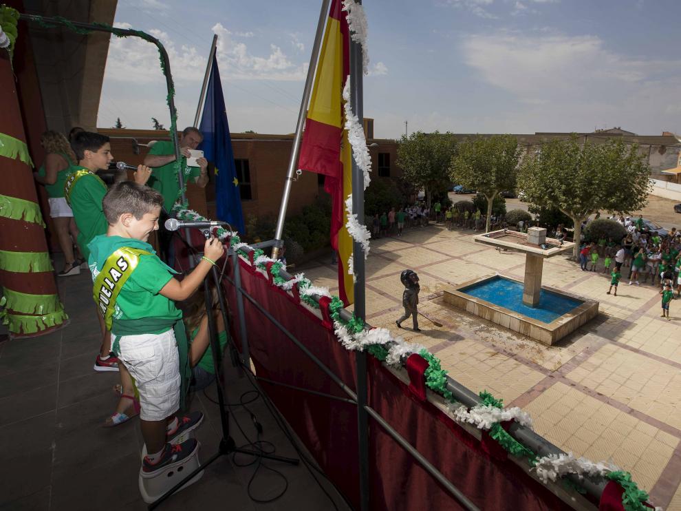 Los alcaldicos en el balcón del ayuntamiento de Figueruelas ejercieron de pregoneros.