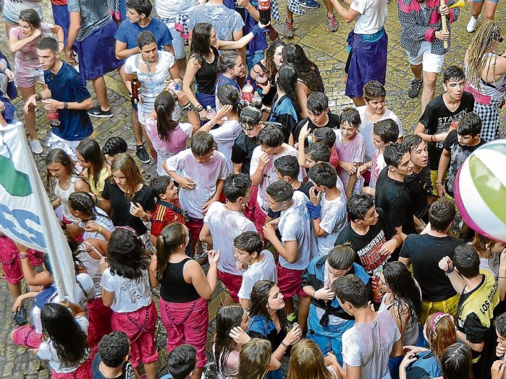 Multitud de jóvenes acabaron empapados por cerveza, cava y vino tras el chupinazo ayer en Sos del Rey Católico.