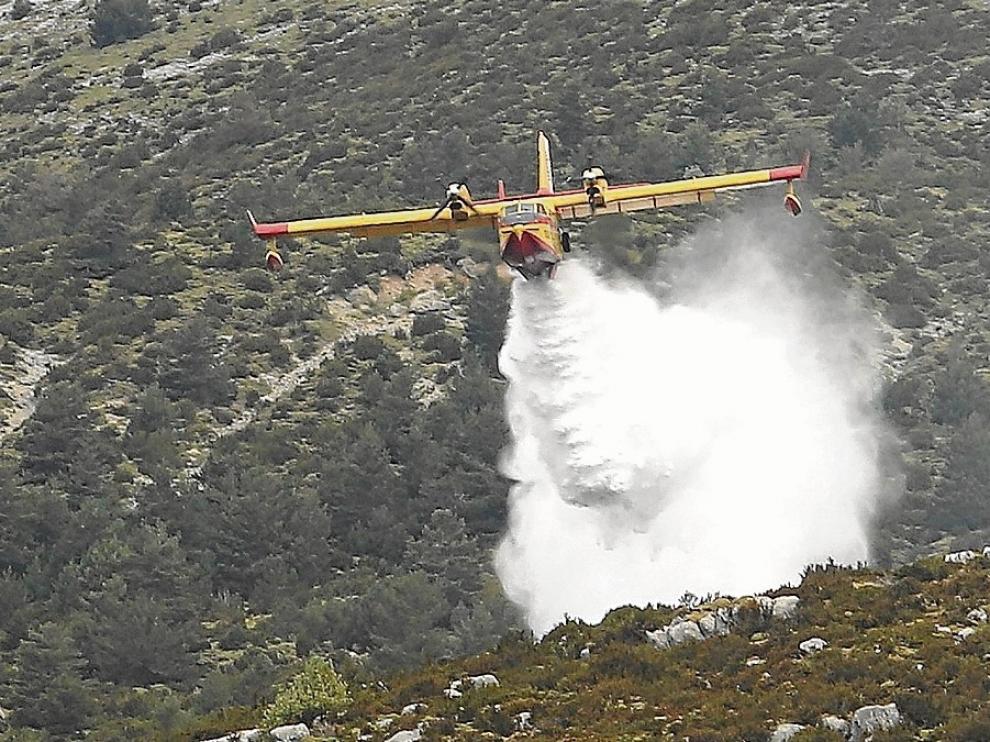 Uno de los hidroaviones del Ministerio descarga el agua que cogía del embalse de Mediano.