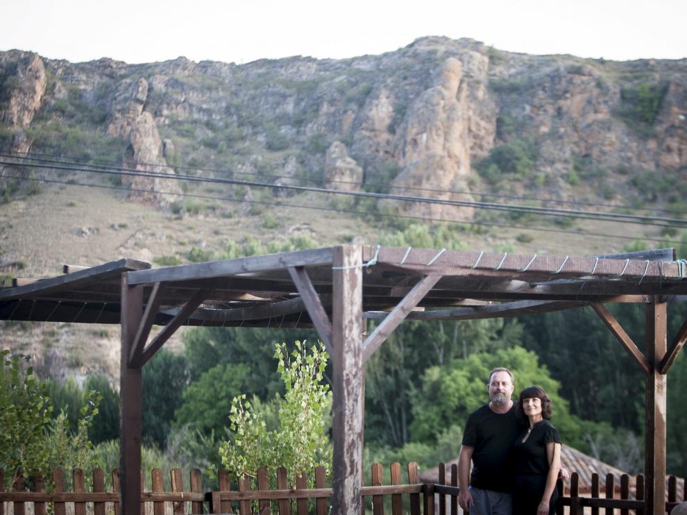 Pedro Rioja y Elsa Castellano, en la terraza de su restaurante 'Érase una vez... el mundo al revés'.