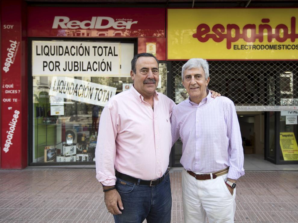 Manuel y Joaquín Español posan a las puertas de Electrodomésticos Español, ubicada en Sagasta 32, que el próximo 31 de agosto cerrará sus puertas.